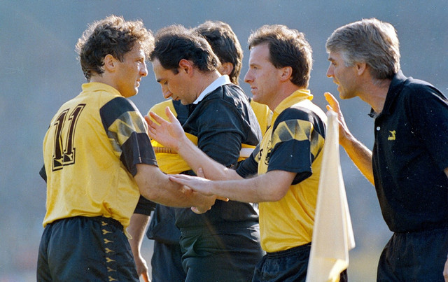 Το 1992, λίγο πριν τελειώσει το πρωτάθλημα, τα διοικητικά της ΑΕΚ ήταν μπερδεμένα και η αβεβαιότητα κυριαρχούσε, τότε εμφανίστηκε η πρώην του ομάδα, η Ομόνοια, με καλή προσφορά, αφού η συνάντηση του με τον Γενεράκη έπεσε στο κενό, ο Σαββίδης ήθελε τον επαναπατρισμό και έτσι συμφώνησε με την Κυπριακή ομάδα, η απόφαση του δεν άλλαξε ακόμα και όταν η ΑΕΚ κατέκτησε το πρωτάθλημα, δηλώνοντας ότι “καλύτερα να φύγω τώρα που με αγαπούν όλοι”. Κρέμασε τα ποδοσφαιρικά του παπούτσια το 1996, ενώ είχε κατακτήσει στην Κύπρο άλλο ένα πρωτάθλημα και ένα κύπελλο, το 1999 υπήρξε προπονητής του Διγενή Ακρίτα Μόρφου και για ένα μικρο διάσημα στην Ομόνοια