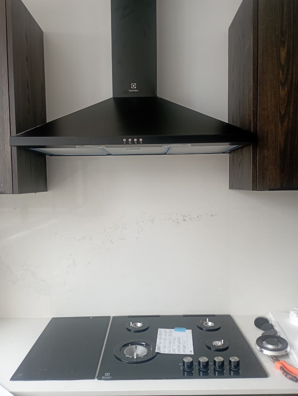 Gas hob and cooker hood installed by a Smart Care Appliances Repair technician