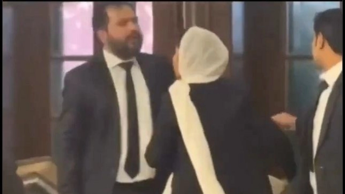 Ένας παντρεμένος άνδρας χάρισε το δώρο που είχε κερδίσει σε συνάδελφό του – Δείτε τι έγινε μετά (VIDEO)