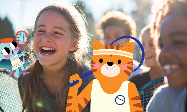 Crian�as jogando t�nis com mascotes Sportfan Kids Club
