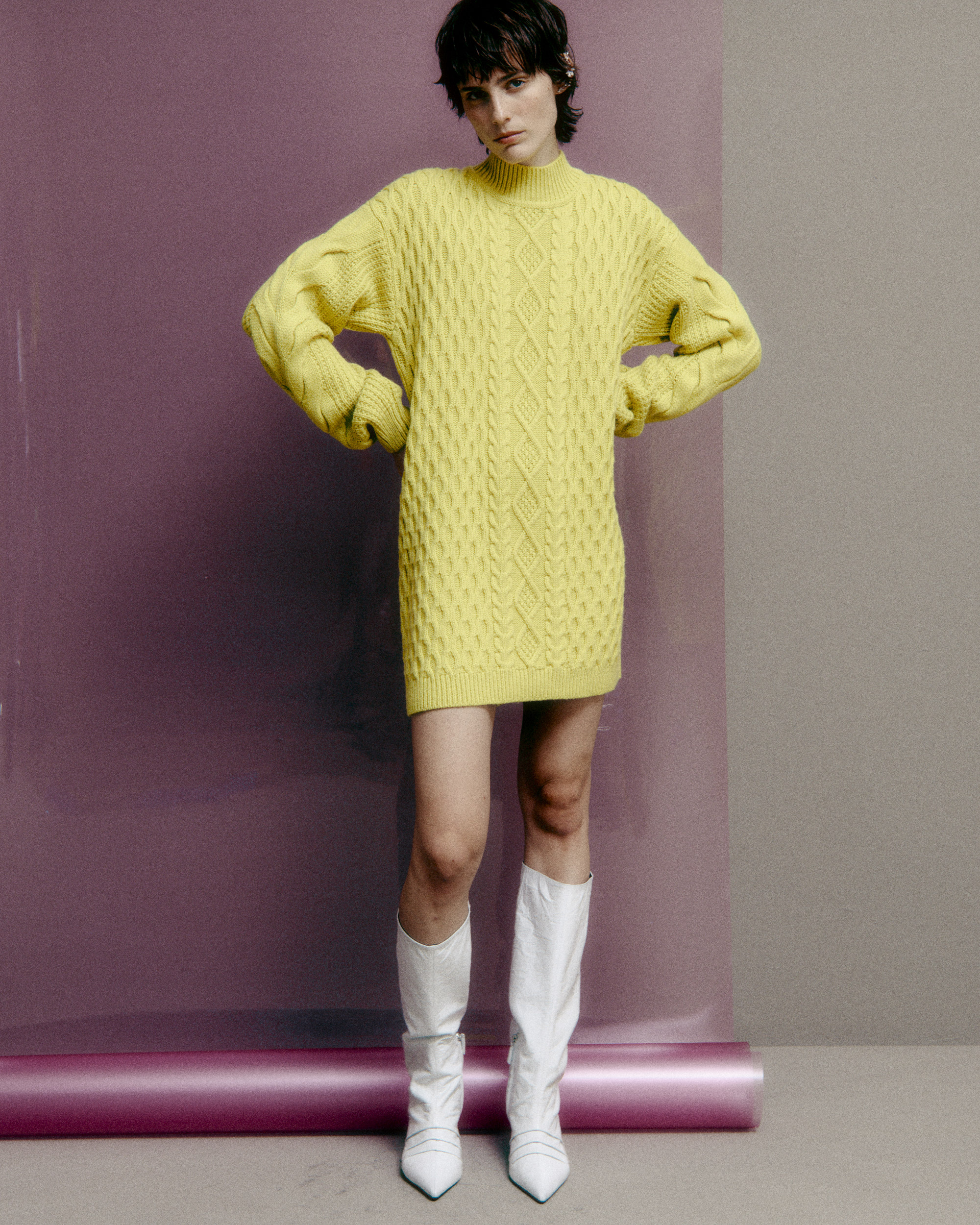 Patrizia Pepe FW25 – mini abito giallo in maglia intrecciata Modella con mini abito giallo in maglia cable knit Patrizia Pepe FW25