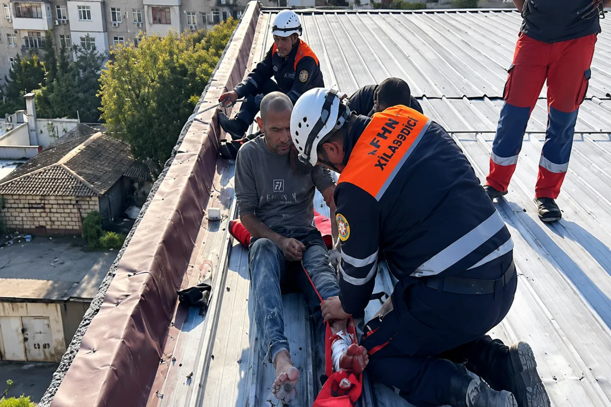 Sumqayıtda dam örtüyünü təmir edən usta xəsarət alıb