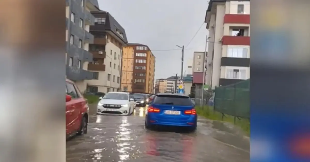 Vreme extremă în țară: ploi torențiale și vânt puternic au doborât copaci și au inundat străzi