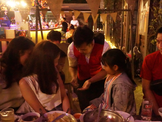 Dinner table magician Bangkok