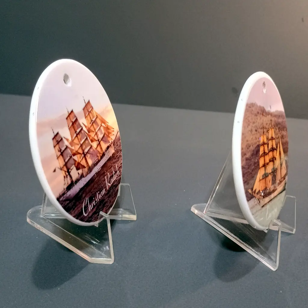 Par de Enfeites Medalhão de Porcelana Veleiros Históricos Christian Radich e Europa. - Foto 2
