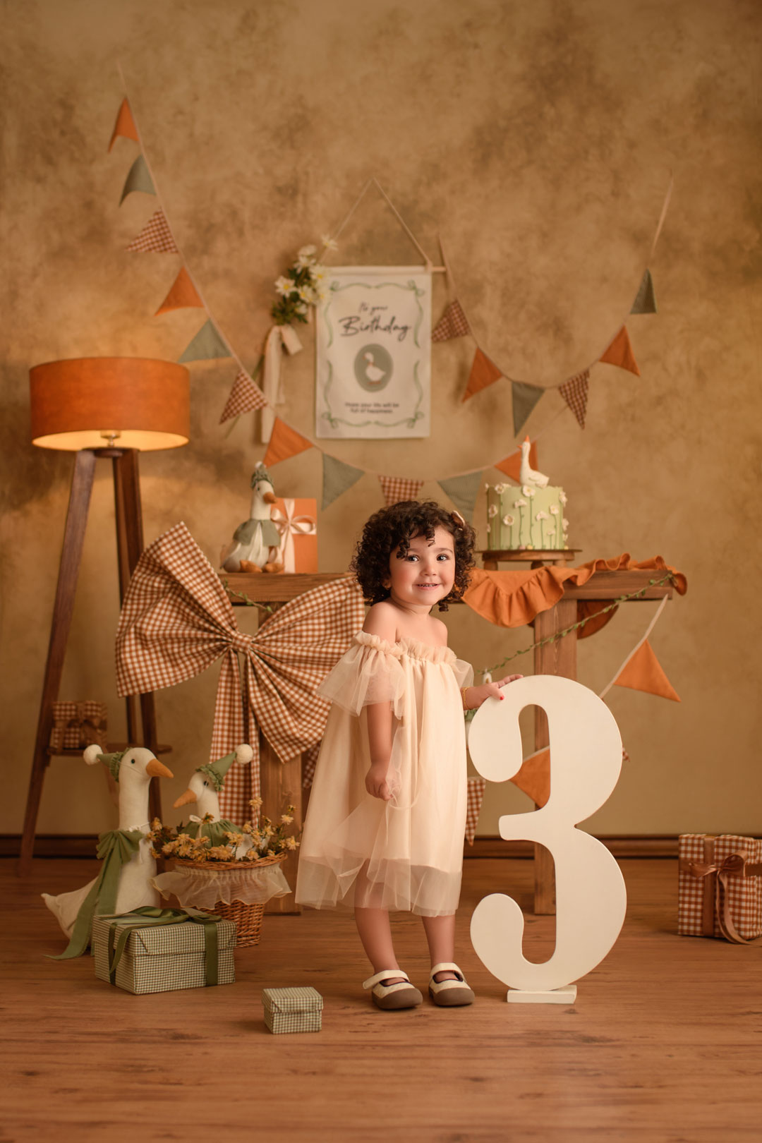 لوکیشن داخلی آتلیه کودک نویسا مشهد با دکور چوبی و حس طبیعی