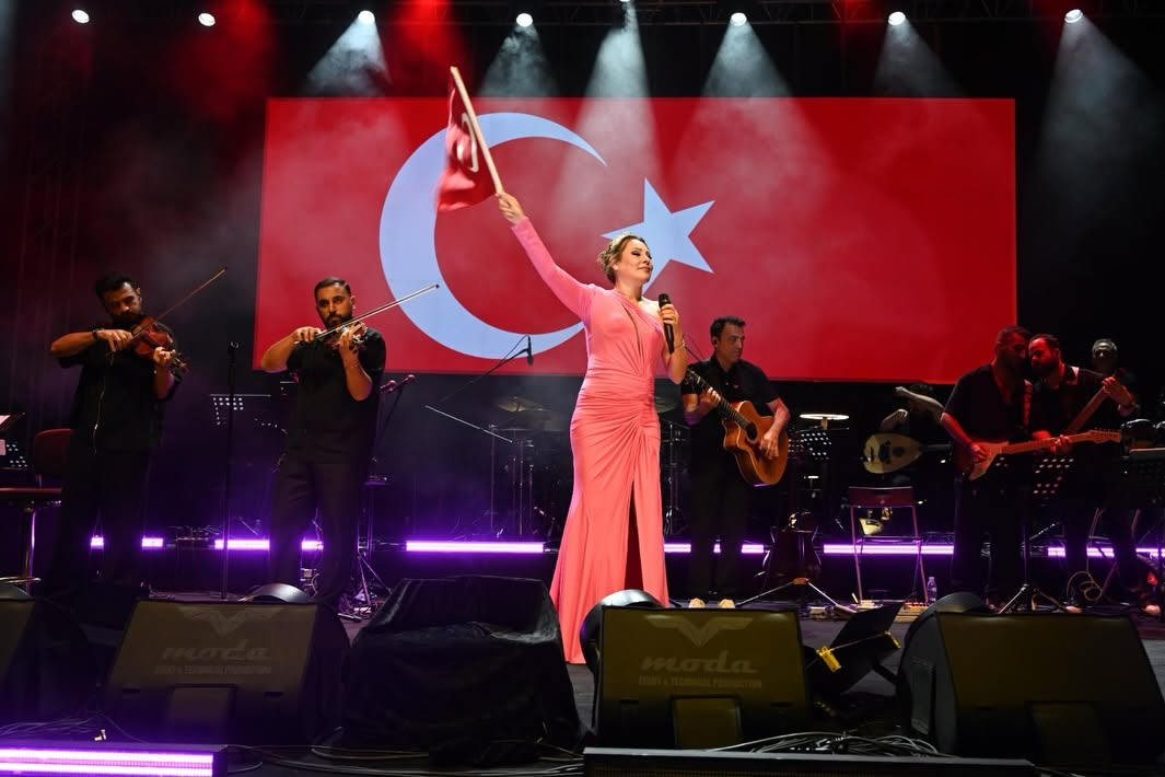 Isparta'da Funda Arar konserini izleyen binlerce vatandaş