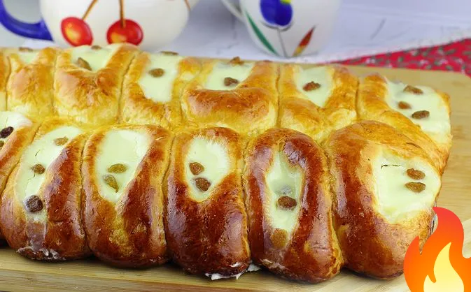 Постер Отрывной пирог с творогом, изюмом, курагой и сметанным кремом