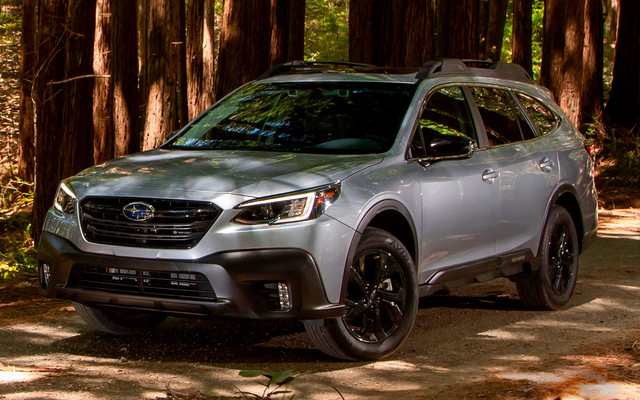 Subaru Outback – полноприводный универсал повышенной проходимости среднеразмерного класса (он же «D-сегмент» по европейским меркам) с неким намеком на «премиум», который объединяет в себе управляемость и комфорт седана, вместительность и практичность универсала и проходимость внедорожника… Он адресован, в первую очередь, семейным мужчинам в возрасте от 30 лет и старше с доходом выше среднего, которые имеют активную жизненную позицию и любят путешествовать… Мировая премьера Subaru Outback очередного, шестого по счету, воплощения состоялась в апреле 2019-го на стендах международного Нью-Йоркского автосалона, а уже осенью того же года автомобиль поступил в продажи на американском рынке. После «смены поколений» универсал повышенной проходимости практически полностью сохранил заложенную в него изначально концепцию, но при этом по сравнению с предшественником улучшился по всем параметрам, начиная от дизайна и заканчивая технической и технологической «начинкой».Снаружи «шестая» Subaru Outback демонстрирует привлекательный, современный и действительно уверенный облик, основательности которому добавляет обвес из неокрашенного пластика по нижней кромке кузова. Напористый передок пятидверки несет на себе агрессивно нахмуренные фары сложносочиненной формы, шестиугольную решетку радиатора и массивный бампер, а его слегка грузную корму украшают изящные фонари и внушительная крышка багажника с рельефным сложением.Сбоку автомобиль отличается гармоничным, презентабельным и правильным силуэтом с длинным капотом, выразительными «всплесками» на боковинах, огромными арками колес и плавно ниспадающей крышей, заключающей на себе рейлинги. Размер и вес Габаритная длина Subaru Outback шестого поколения насчитывает 4859 мм, а его ширина и высота укладываются в 1854 мм и 1679 мм соответственно. Колесная база у автомобиля составляет 2746 мм, а его дорожный просвет достигает 221 мм. В снаряженном виде пятидверка весит от 1650 до 1763 кг в зависимости от модификации. Интерьер Внутри кросс-универсал выглядит красиво, весьма презентабельно и добротно, а основной акцент здесь сделан на 11.6-дюймовом вертикальном планшете Starlink, занимающем практически всю центральную консоль и заключающем в себе управлением большинством второстепенных функций. Удачно вписываются во «внутренний мир» и мультифункциональный руль с рельефным сложением, и образцово-показательный «инструментарий» с двумя стрелочными шкалами и табло борткомпьютера между ними.