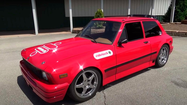 Компактные хэтчбеки Yugo выпускались в Соединенных Штатах с 1985 по 1992 год, а всего с конвейера сошло 140 000 автомобилей. Такие машинки никогда не имели гоночных повадок, однако один автолюбитель посчитал, что это необходимо исправить.Визуально от базового Yugo автомобиль можно отличить по удлинённому кузову и колесам от Corvette. Наиболее интересные изменения коснулись силовой установки. Хэтчбек приводится в движение двумя двигателями Cadillac Eldorado V8, один из которых находится на штатном месте под капотом, а другой скрывается в багажнике. Рабочий объем каждого агрегата составляет 8,2 литра, а их суммарная мощность приближается к 1000 л.с.Основной двигатель находится в багажнике, но система охлаждения моторов общая, поэтому владелец не рекомендует использовать их постоянно. Для ежедневных поездок придется довольствоваться задним мотором, но иногда можно и «позажигать» на двух мощных V8.
