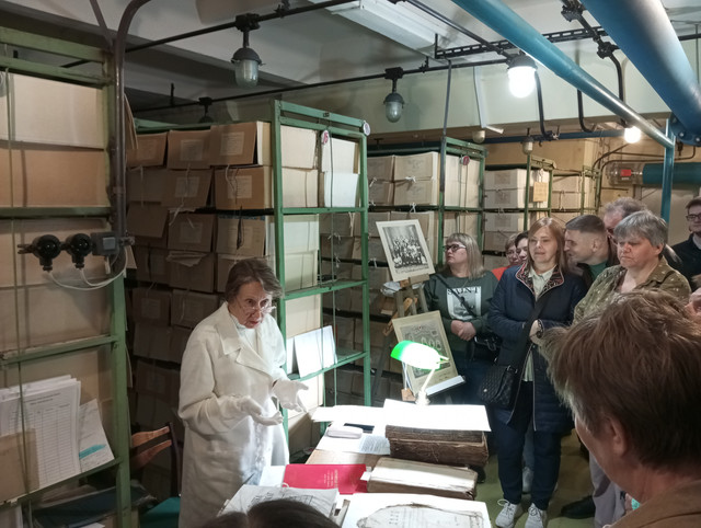 2_Ольга Юрьевна Кивокурцева демонстрирует документы в архивохранилище..jpg