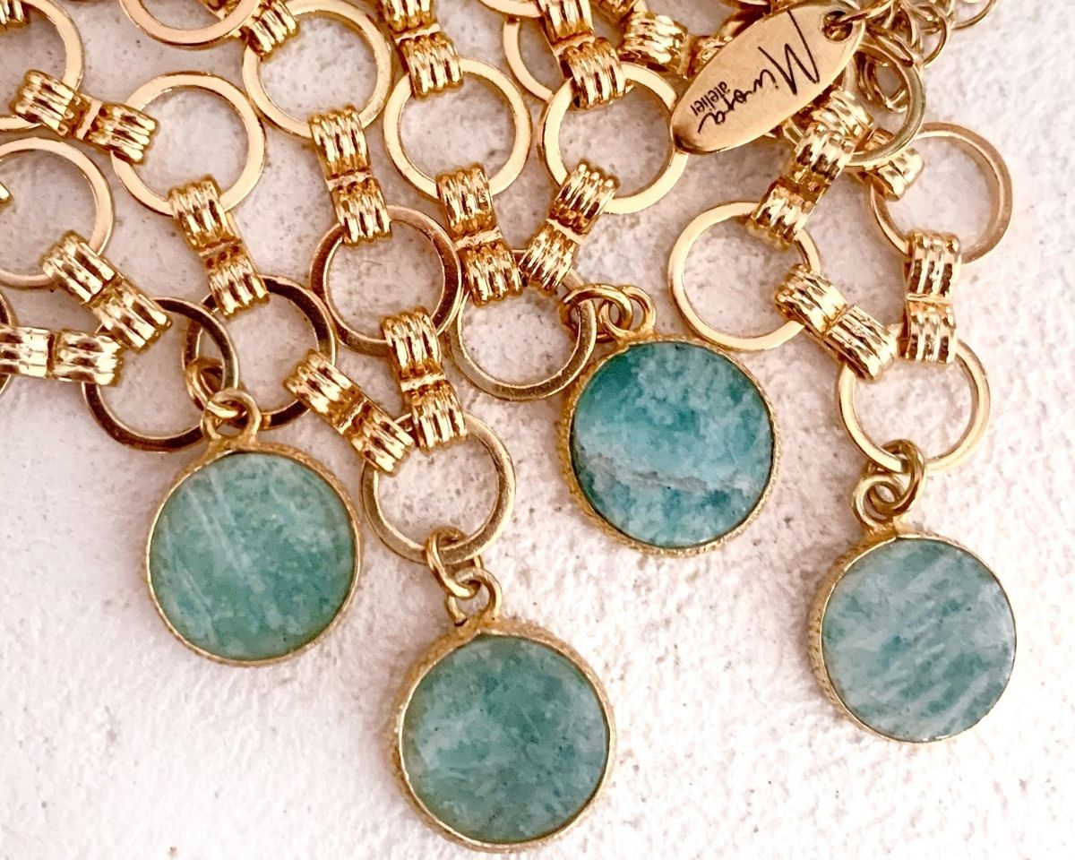 Pierres fines, perles et apprêts dans l’atelier