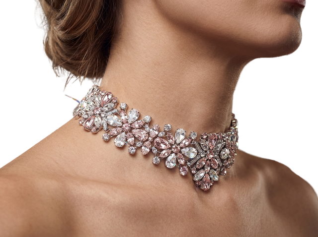Boynunda pembe çiçekli choker takan kadın