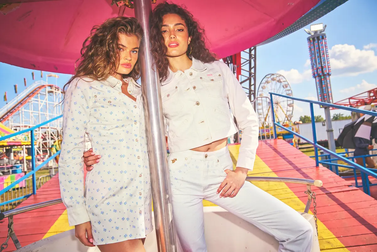 Echipele Wrangler cu LoveShackFancy pentru Colectia de denim de cowgirl cu vise