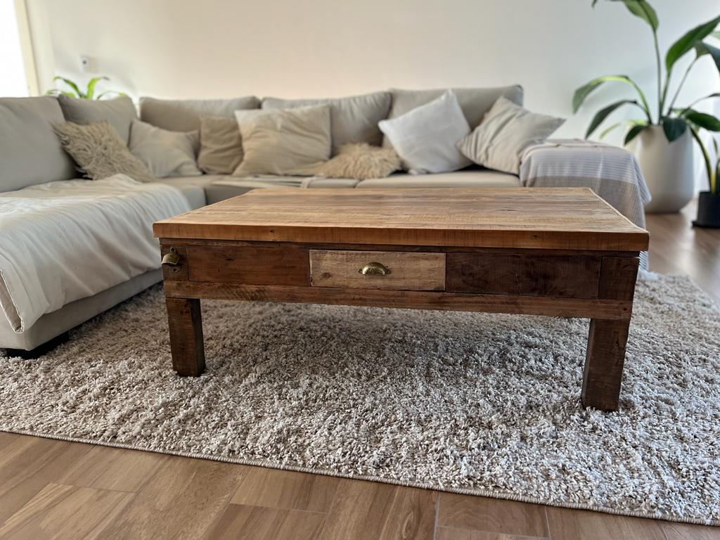 Mesa ratona de madera en living