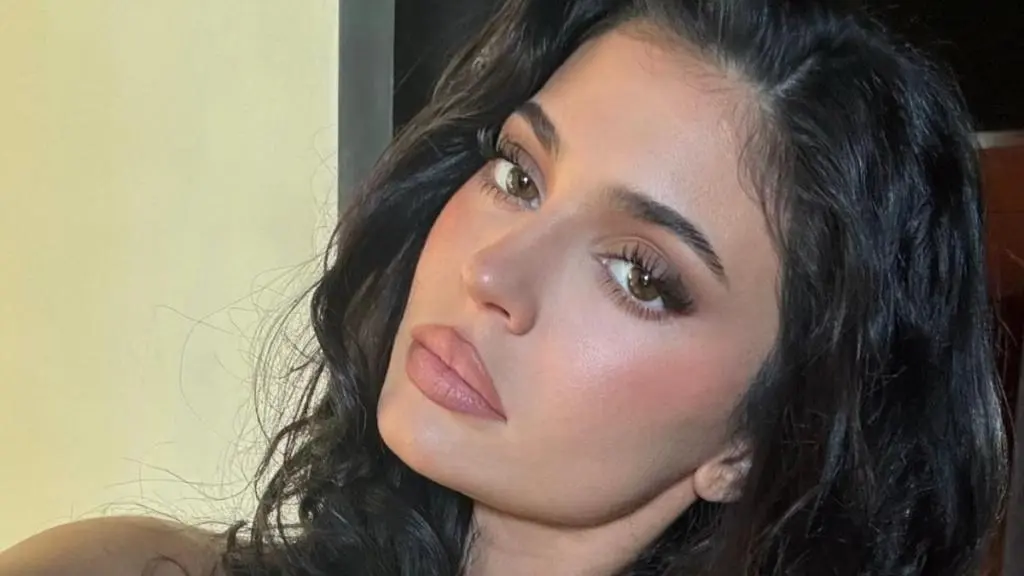 Kylie Jenner expune rochia scurtă