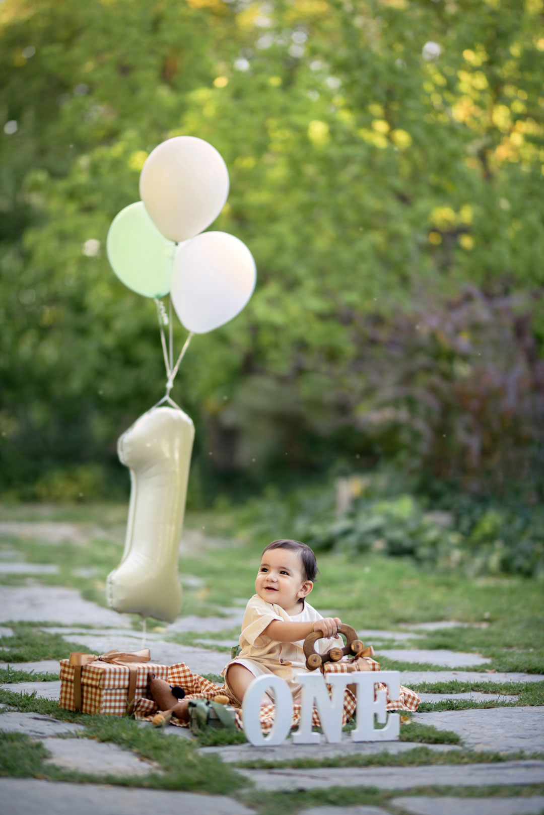 عکاسی فضای باز کودک در باغ اختصاصی آتلیه کودک نویسا مشهد