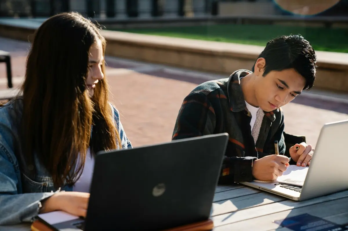 Cât de pregătiți sunt studenții pentru era AI? Un nou instrument de măsurare de la Universitatea Koç