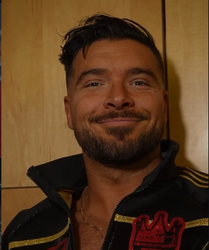 [Bild: Ethan-Smile-Backstage.png]