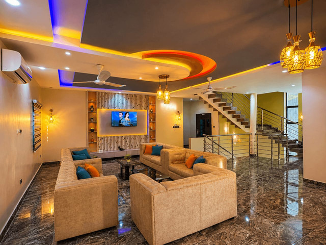 Salon VIP lumineux du Complexe Sounon Séro Hôtel à Parakou, Bénin