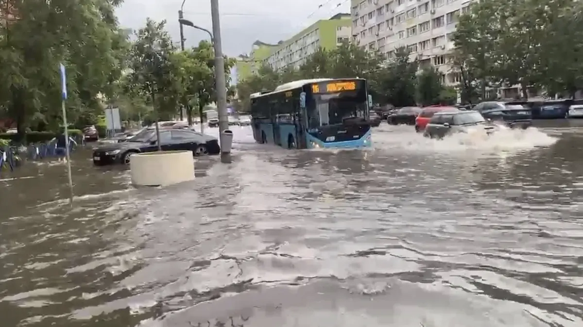 Cod portocaliu de inundații în trei județe, prognoza meteo pentru următoarea lună