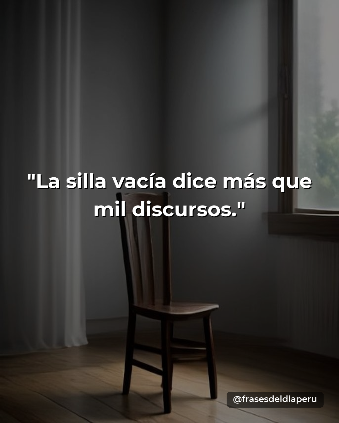 Una silla de madera solitaria junto a una ventana con lluvia durante un atardecer gris.