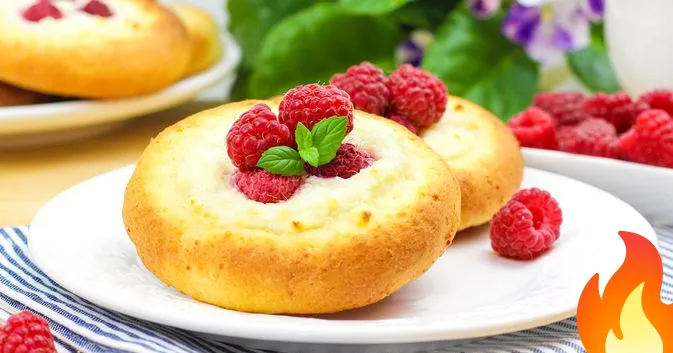 Постер Нежнейшие ватрушки с творогом и малиной (без дрожжей)