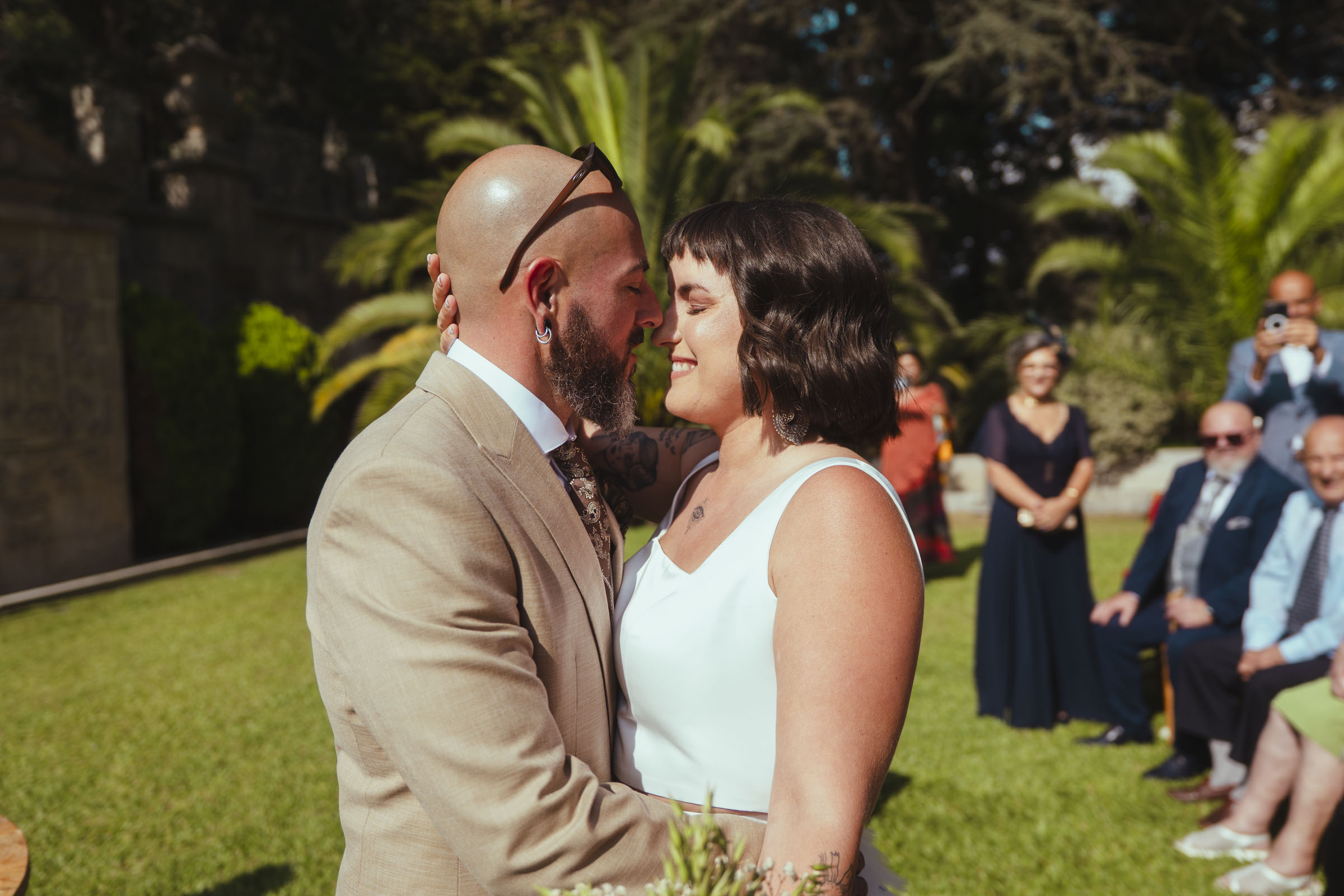 Fotografia documental de boda del encuentro antes de la ceremonia entre los novios