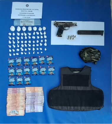 DNCD interviene sector Barranca en La Vega y ocupa drogas, una pistola y chaleco antibalas.  .