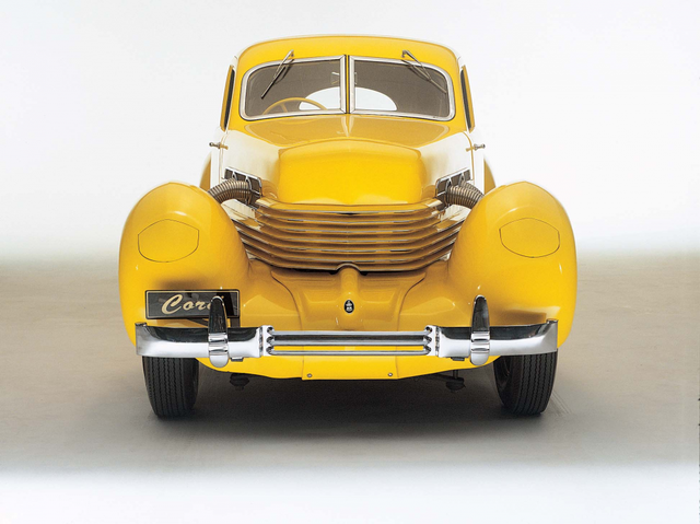 Cord 812,1936 года и 812 1937 года были одними из самых ярких автомобилей всех времен, а также самыми механически продвинутыми для своего времени.двигатель

Lycoming V8

Быстрый факт

К сожалению, Cord 810 1936 года и 812 1937 года были последними автомобилями, появившимися в динамичной команде EL Cord и Gordon Beurig.Прототип был закончен в 1934 году и теперь должен был быть Cord, с передним приводом и приводом от недавно разработанного двигателя Lycoming V8. В то время компании Cords в настоящее время не хватало средств для запуска проекта в производство, но к следующему году продажи кухонных шкафов - еще одного филиала корпорации - позволили внести в проект денежные средства. Корд решил, что он хотел, чтобы этот автомобиль - на данный момент всего лишь прототип - был представлен публике на Нью-Йоркском автосалоне 1935 года в конце того же года. Это дало дизайнерам 3 месяца на изготовление готовой модели для показа!

Автомобили, которые пошли на шоу, были построены вручную, но не управляемы. Ошеломляющий стиль сразу же стал хитом, и поступили заказы. К сожалению, инструменты для новой четырехступенчатой ​​коробки передач не были готовы, и завод не смог их построить. Автомобили, наконец, сошли с конвейера в начале 1936 года, но неизбежность, стремление к их производству не дало фабрике достаточно времени, чтобы полностью проверить трансмиссию, и ранние автомобили были изведены такими проблемами, как вылет из механизма и чрезмерный шум в машине. универсальные шарниры. Хотя в конечном итоге эти проблемы были решены, возникла плохая репутация, и «Корд» так и не получил прибыли, производство было прекращено в августе 1937 года, и Оберн объявил о банкротстве.
