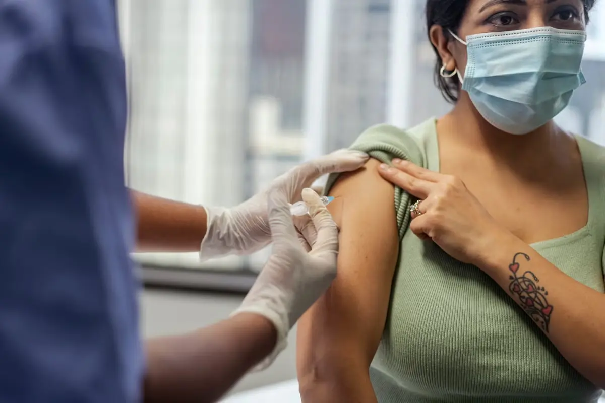 Vaccinuri esențiale înainte de a călători în străinătate