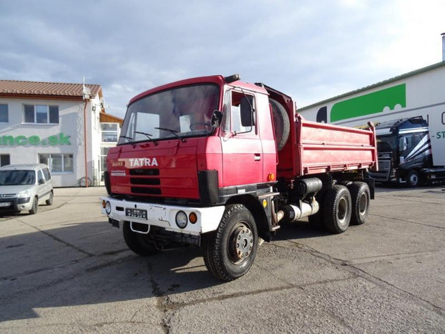 Tatra 815 — семейство грузовиков чешской компании Tatra, запущенное в производство в 1983 . Все грузовики семейства имеют традиционную для этого производителя хребтовую раму и независимую подвеску колёс. На грузовики этой серии устанавливают дизельные двигатели воздушного или жидкостного охлаждения мощностью 310—820 л. с. Изначально автомобиль разрабатывался для замены модели Tatra 813 и предназначался для работы в сложных дорожных условиях или на бездорожье, однако в настоящее время выпускаются и дорожные версии грузовика.В 1971 году было принято окончательное решение о финансировании этого проекта и передаче производства национальному предприятию Tatra. Две трети кредита, предоставленного Международным инвестиционным банком, были потрачены на технологическое дооборудование и капитальную перестройку заводов, так как с началом производства 815-й серии Чехословакия собиралась удвоить количество выпускаемой продукции для обеспечения грузовиками как стран - членов СЭВ, так и других рынков.

Первые Tatra-815 были собьраны в 1979 году. Тогда же была предложена вся гамма грузовиков. После некоторых доработок и всесторонних испытаний новичок пошел в серию. Новые "Татры" сохранили преемственность с предыдущими машинами этой марки: 4-тактный дизельный двигатель воздушного охлаждения, жесткая хребтовая рама с кронштейнами для крепления узлов, агрегатов и кузовов, независимая подвеска всех колес с качающимися полуосями, привод на все колеса с возможностью отключения переднего моста и колесными формулами 4х4 и 6х6.

Для семейства Tatra-815 были разработаны унифицированные дизельные двигатели воздушного охлаждения: V8 (213 л.с.), V10 (283 л.с.), V12 (320 и 360 л.с.) Также предлагались два варианта мостов и две коробки передач- 10- и 20-ступенчатая.

Существенным отличием от семейства Tatra-148 была бескапотная компоновка. Откидывающаяся вперёд кабина могла иметь пять различных вариантов - от вынесенной вперед (для кранового шасси) до многоместной (различного рода специальные и армейские автомобили). Впервые конструкторы серьезно отнеслись к шумопоглощению. Уровень шума двигателя, ощущаемый снаружи, был снижен по сравнению с Tatra-148 почти на 15%, а в кабине - почти в три раза благодаря специальному капотированию двигательного отсека. Размещение всех основных органов управления, приборов соответствовало новым требованиям по безопасности и эргономике ЕЭК ООН. В автомобиле были предусмотрены места для крепления ремней безопасности, имеется независимый отопитель нового типа, трехщеточный стеклоочиститель, сиденье с пневматическим подрессориванием и многое другое.

Как и в случае семейств Tatra-138 и -148, в течение нескольких лет прототипы проходили всестороние испытания, в том числе в СССР. Полномасштабное серийное производство было развернуто в 1983 г.

Первыми в серию (и на экспорт в СССР) пошли самосвалы. Выпускались три модели:

- Tatra-815S326 6*6.2 - самосвал с трёхсторонней разгрузкой грузоподъёмностью 14,9 т. Оснащался 10- или 12-цилиндровым двигателем;

- Tatra-815S126 6*6.2 - самосвал для перевозки мелкозернистого гравия, песка, бетона и других сыпучих и полужидких грузов, грузоводъёмностью 15,2 т. Оснащался десятицилиндровымдвигателем;

- Tatra-815S132 6*6.2P - самосвал с односторонней разгрузкой с кузовом увеличенной ёмкости. Оснащался двенадцатицилиндровым двигателем и двадцатиступенчатой коробкой передач.

Следом было освоено поизводство бортового автомобиля, двух- и трёхосных седельных и балластных тягачей, а также шасси с коробкой отбора мощности для монтажа специальных агрегатов.

Как и в случае с автомобилями Tatra-138 и -148, основным покупателем Tatra-815 стал СССР. Основную массу поставленных автомобилей составляли самосвалы, а также экскаваторы и миксеры-бетоновозы.

Естественно, каждая новая модификация проходила испытания в СССР. Так, например, в 1986-1987 г объединение "Спецтяжавтотранс" испытывало трёхосный балластный тягач Tatra-815TP. В целом автомобиль получил положительную оценку, хотя имелись и нарекания. В частности, была отмечена невозможность замены балластной платформы на седельно-сцепное устройство. Это существенно ограничивало сферу использования автомобиля. Другим недостатком было признано отсутствие отечественных аналогов чехословацких шин, использовавшихся на тагаче. Тем не менее, была закуплена ограниченная партия Tatra-815TP.