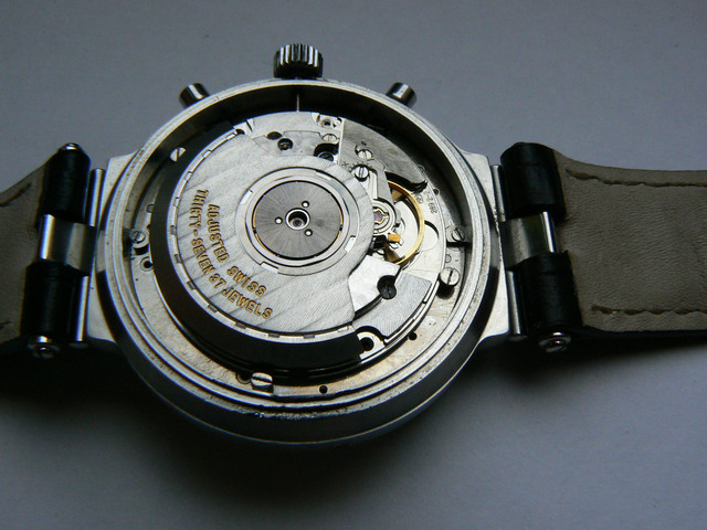 P1580933