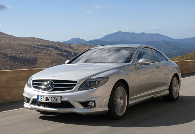 Описание автомобиля
Спортивная версия Mercedes-Benz CL от придворного тюнинг-ателье AMG. Главные отличия от стандартных моделей — более резкий нрав. Под капотом у автомобиля обосновался высокоборотистый 6,2-литровый V8 с отдачей в 525 лошадиных сил. Адаптивная подвеска и рулевое управление настроены на более спортивный лад.

Отличить данную модификацию от обычных не составит труда. Агрессивный внешний вид с развитыми аэродинамическими элементами легко выдаст CL63 AMG или СL65 AMG. Если вы не настолько сильно разбираетесь в моделях Mercedes-Benz, то нужно просто обратить внимание на шильдики.
