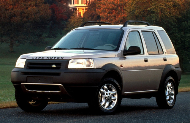 Компактный кроссовер Land Rover Freelander начали выпускать на заводе в Солихалле в 1997 году. По конструкции это был типичный «паркетник»: несущий кузов, постоянный полный привод с вискомуфтой, отсутствие понижающей передачи и блокировок дифференциалов. В то время подобные модели предлагали японские производители (это были, например, Toyota RAV4 и Honda CR-V), а «Фриландер» был чуть ли не единственной европейской машиной этого класса.

Конструкция автомобиля была оригинальной разработкой «Ровера», но окончательная «доводка» и подготовка производства велись при содействии компании BMW, ставшей к тому времени владельцем британского автопроизводителя.

На автомобиль устанавливался бензиновый мотор 1.8 (117 л. с.) или двухлитровый турбодизель мощностью 98 сил, коробки передач — пятиступенчатые, механическая или автоматическая. Такие силовые агрегаты для достаточно тяжелой машины были слабоваты, поэтому в конце 2000 года Land Rover Freelander получил новый двигатель V6 2.5 мощностью 177 л. с., который предлагался только в паре с «автоматом». Тогда же старый «роверовский» дизель был заменен более современным дизельным мотором BMW объемом два литра (112 л. с.) — марка «Лэнд Ровер» в то время принадлежала «баварцам». В Россию официально импортировались только бензиновые модификации автомобиля. У  «Фриландера» были версии с пятидверным и с трехдверным кузовом, причем у трехдверки задняя часть крыши была съемной, что позволяло превратить автомобиль в частично открытый.
В 2004 году Land Rover Freelander получил обновленный интерьер и внешний облик. В таком виде машина выпускалась до 2006 года.