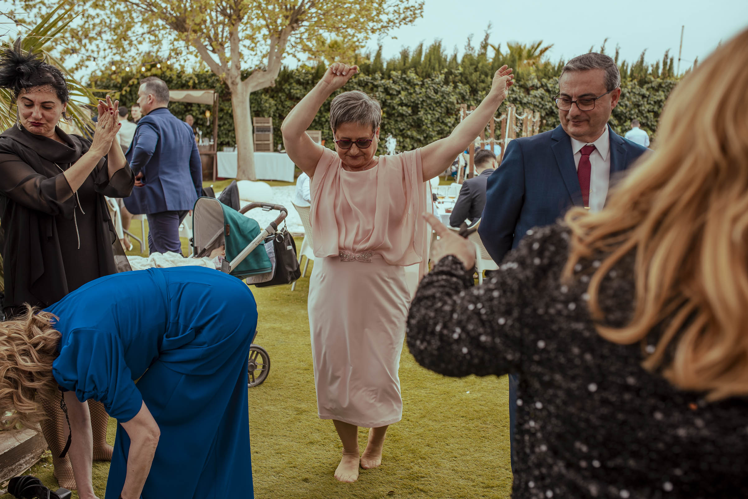 Fotografía de boda en Hacienda Las Flores de los invitados disfrutando del cóctel al aire libre tras la ceremonia civil