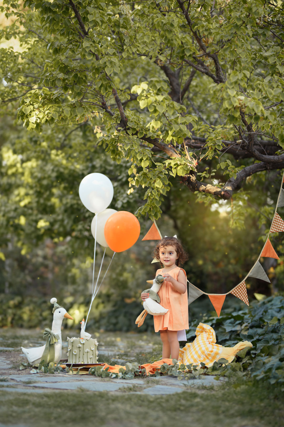 عکاسی کودک با نور طبیعی در باغ‌های مشهد - آتلیه کودک نویسا