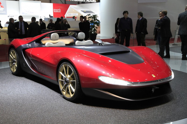 По части дизайна Sergio Pininfarina унаследовала лучшее от фирменного стиля Pininfarina, получив современные черты салона и кузова в лучших традициях Феррари XXI века. Лобовое и боковое стекла решили убрать, однако на аэродинамике суперкара это никоим образом не сказалось.Задний спойлер получился достаточно высоким. Он поднимается над спинками кресел и выполняет защитную функцию. Несмотря на отсутствие крыши и стекол, прочность кузова оказалось намного выше, чем у донора. Во многом добиться этого удалось за счет дверей, уменьшенных в размере. Что касается массы, она также сократилась на 150 килограмм.Внутри каких-то кардинальных отличий от прототипа нет. Опять-таки, хочется вернуться к самой идее отсутствия лобового стекла. Это не какая-то прихоть дизайнера, а вполне продуманный ход.Особая конструкция капота и дефлекторов, скрытых в углублении кузова, создает что-то вроде «виртуального лобового стекла». Это мертвая зона, которая защищает головы пассажира и водителя от встречного ветра. Невиданная роскошь!

ТЕХНИЧЕСКИЕ ХАРАКТЕРИСТИКИ
Учитывая тот факт, что автомобиль изначально строился как родстер, а не как шоу-кар, он получил весьма заряженную аэродинамику, ходовую часть Ferrari 458 Spider и отменную начинку.Чего только стоит 4,5-литровый движок Феррари V8, который агрегатируется с автоматикой, двойным сцеплением и 7 передачами. 570 лошадей позволяют добиться максимальной скорости 320 км/час и набора 100 км/час всего за 3,4 секунды.
Компания Феррари любит баловать своих фанатов какими-то эксклюзивными моделями. Не стала исключением и версия Sergio Pininfarina. У данного автомобиля есть абсолютно все, чтобы порадовать даже искушенного фана. Конечно, у этого фаната должно быть хотя бы 4 млн. долларов на счету, чтобы порадовать себя и самого Серджио Пининфарина, который наверняка сейчас блаженно улыбается, сидя на облаке.