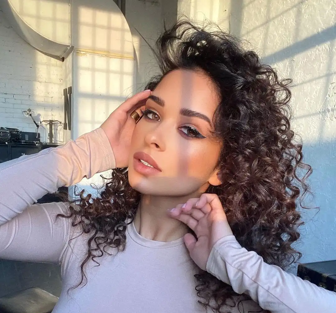 Alina Akilova Wallpapers Insta Fit Bio (8)