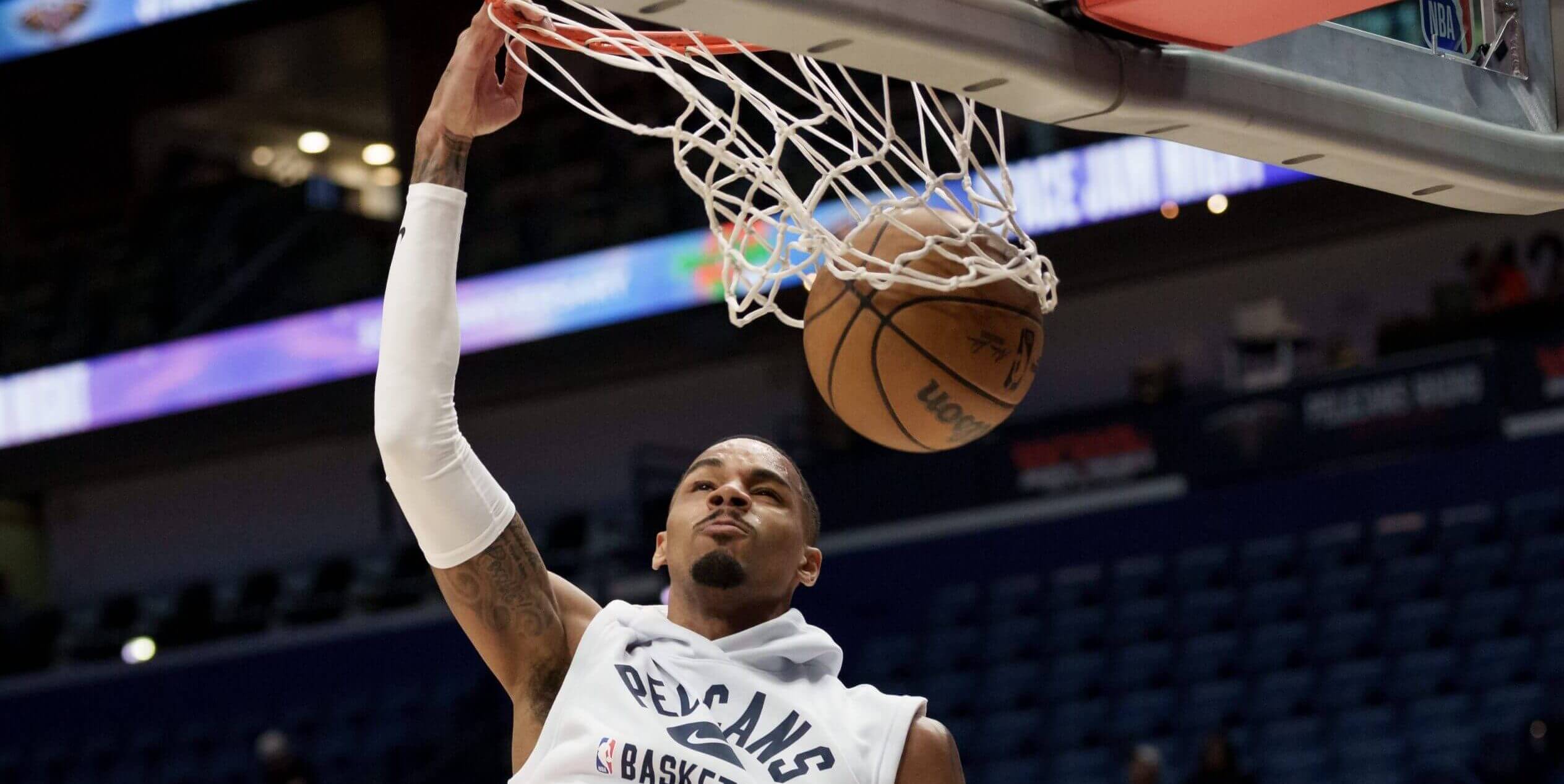 Dejounte Murray dunks during warmups