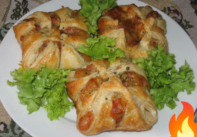 Постер Слойки с ветчиной и сулугуни