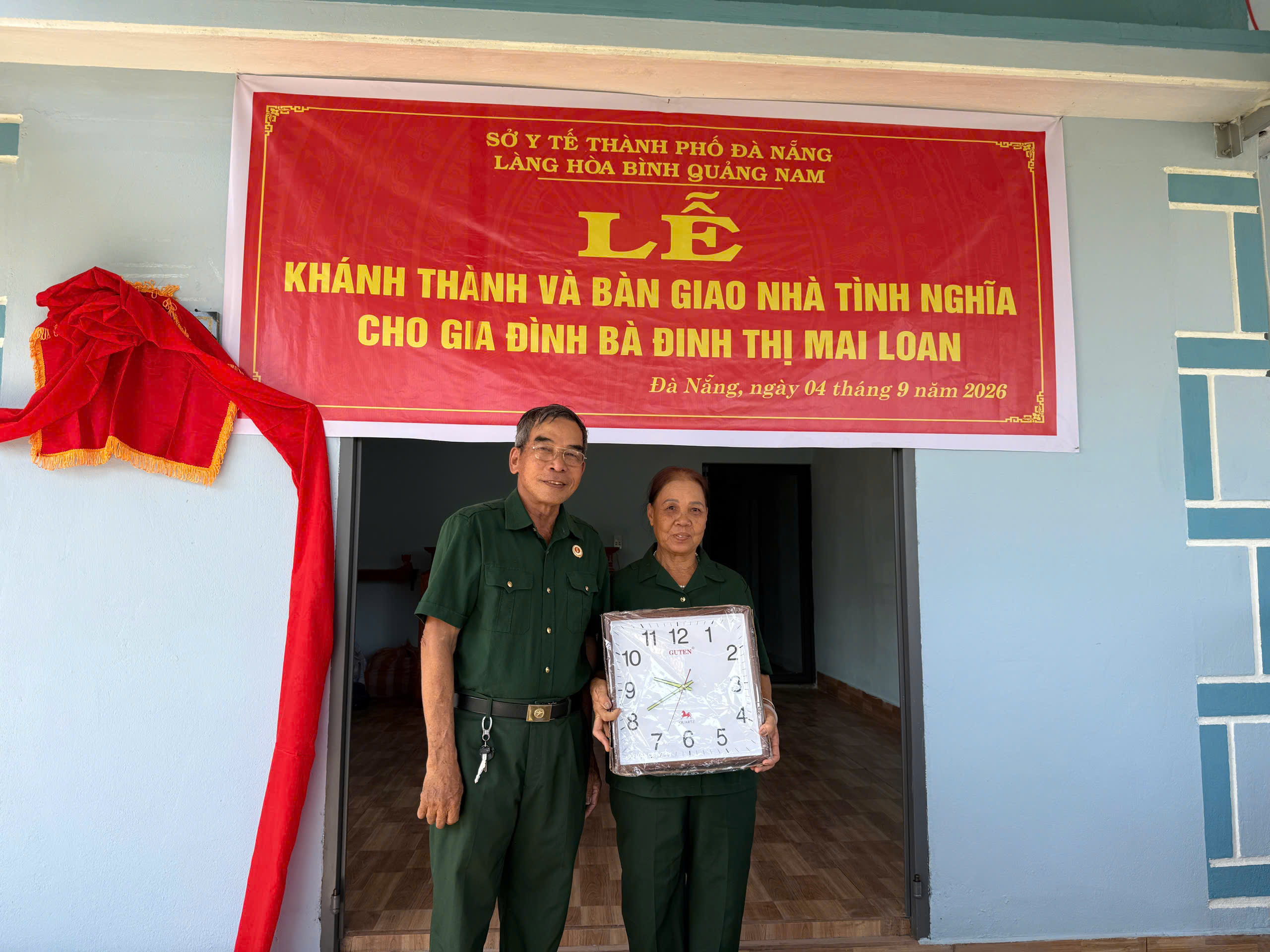 Ông Nguyễn Trinh trao quà cho bà Đinh Thị Mai Loan