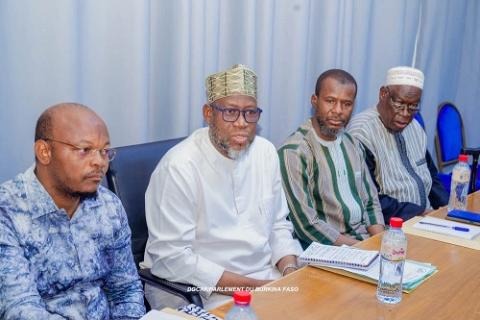 Illustration - Burkina Faso : le MEBAPLN lance la plateforme numérique des résultats du CEP 2026, resultats.examens.gov.bf accessible sur mobile