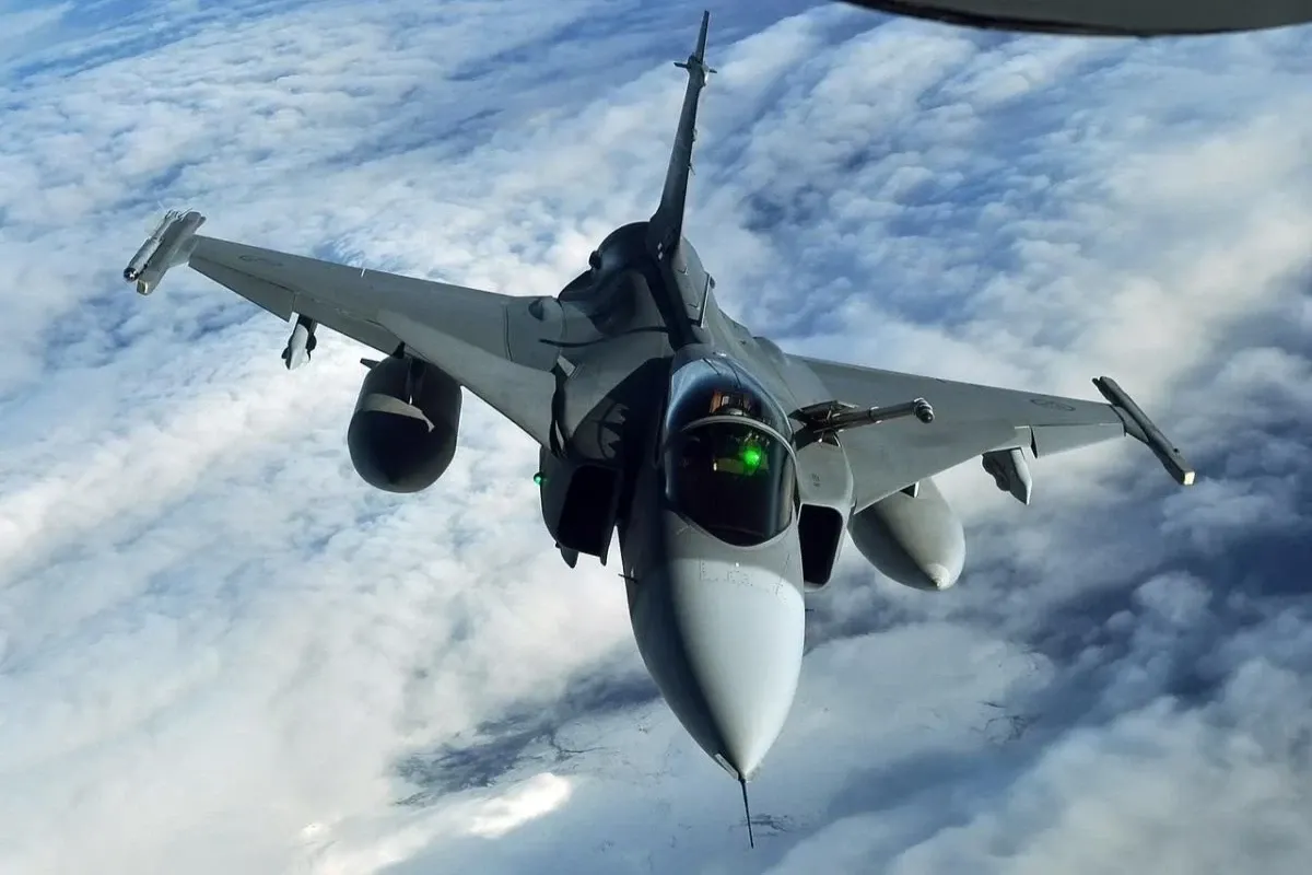 Volodimir Zelenski İsveç istehsalı olan “Gripen” qırıcılarının gəliş tarixini açıqlayıb