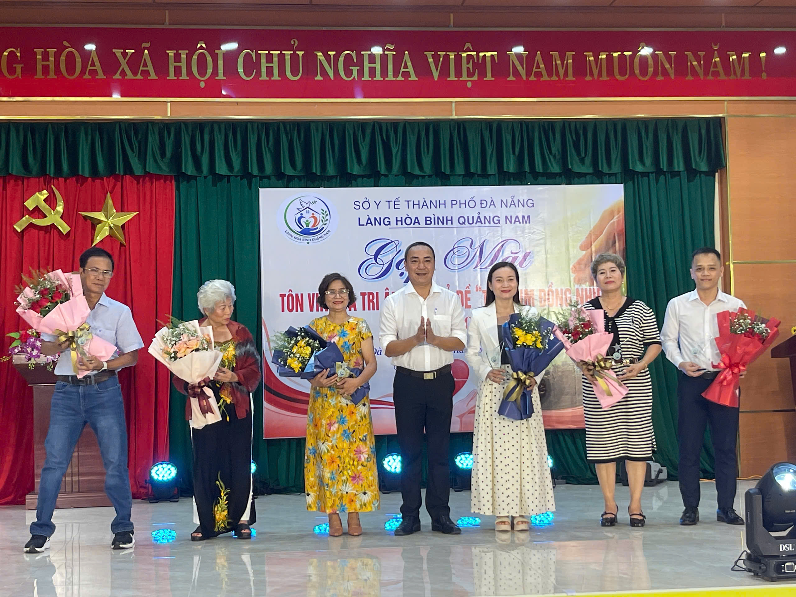 Trao kỷ niệm chương và hoa tri ân các tổ chức, cá nhân, mạnh thường quân đã luôn quan tâm, đồng hành cùng đơn vị.