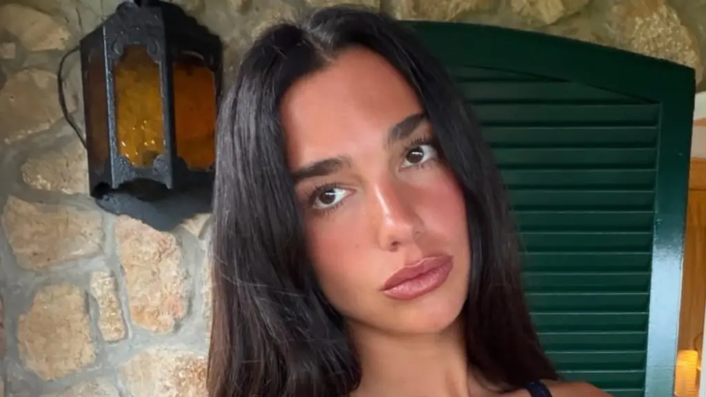 Dua Lipa Packs pe PDA într-un Bikini Tiny String pe Romantic Beach Escape