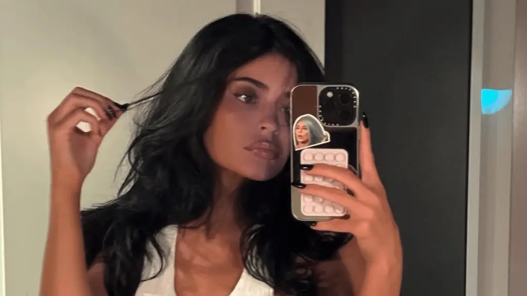 Kylie Jenner's Daredevil Tank Top strigă îngrijorare la jocul Knicks