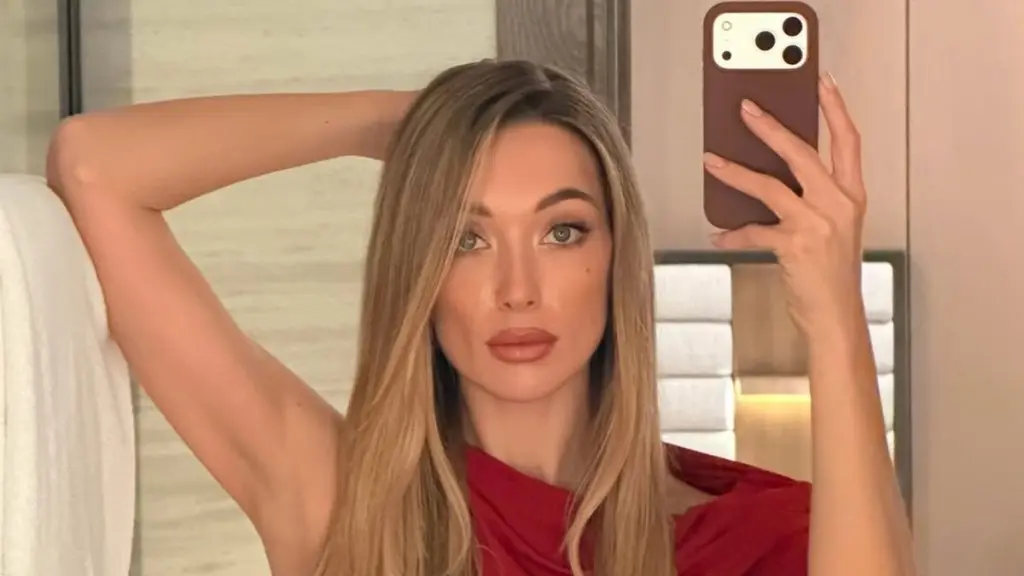 Penny Lane Sizzles in New Bikini Selfie