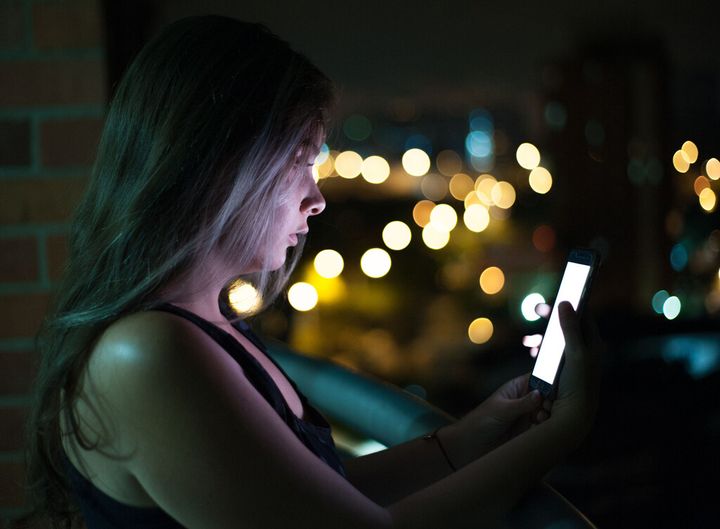Si tu móvil navega más lento por la noche, el ahorro energético puede ser el culpable