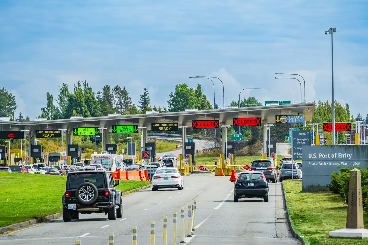 Canadienii iau cu asalt orașul de graniță, dar nu pentru cumpărături